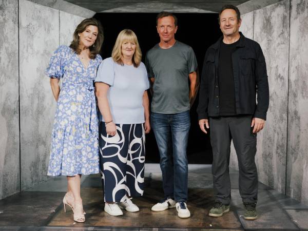 Joan Scourfield y David Hodgkinson (centro), los verdaderos padres de la víctima retratada en “Punch”, con Victoria Clark y Sam Robards, quienes los interpretan en escena.