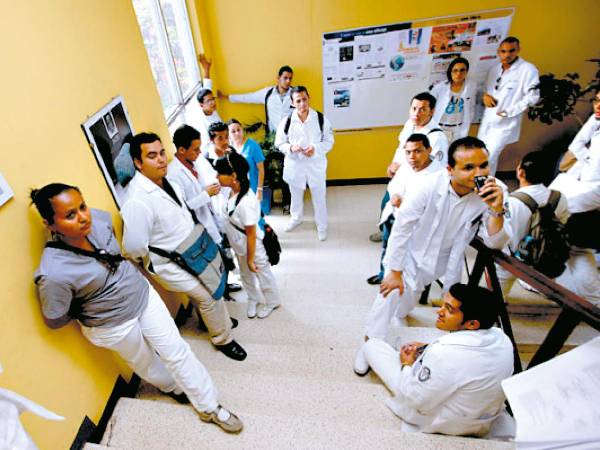 <b><span class=mln_uppercase_mln>Hospitales.</span></b> Médicos internos y en servicio social piden mejores condiciones y mejores tratos.