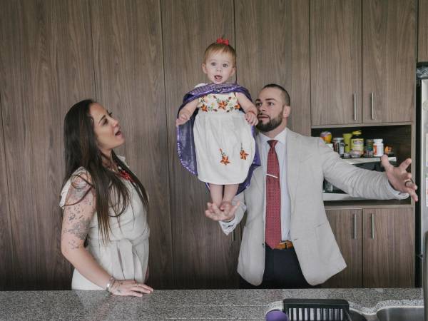 Flip Gordon, un luchador estadounidense, con su esposa, Barby Villela, y su hija en la Ciudad de México.