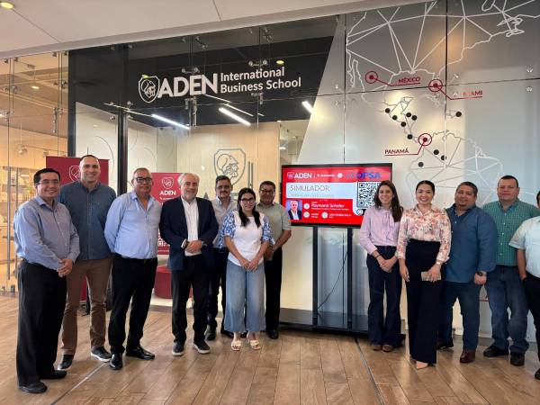 Durante la sesión, los participantes trabajaron en análisis de casos prácticos.