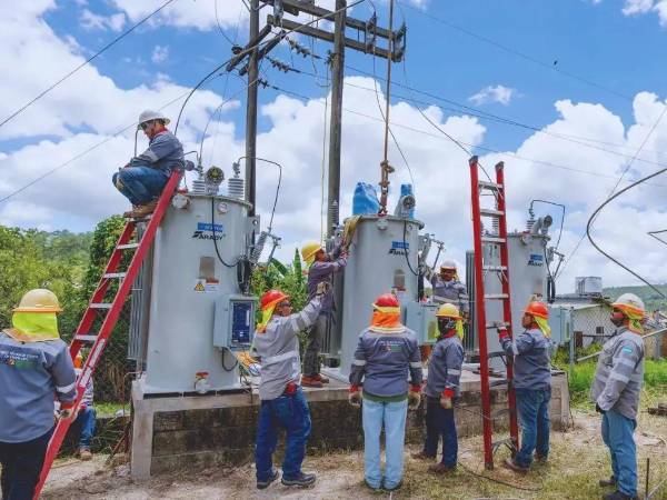 Personal técnico de la Enee trabaja en la instalación de transformadores de potencia, necesarios para la transmisión de energía.