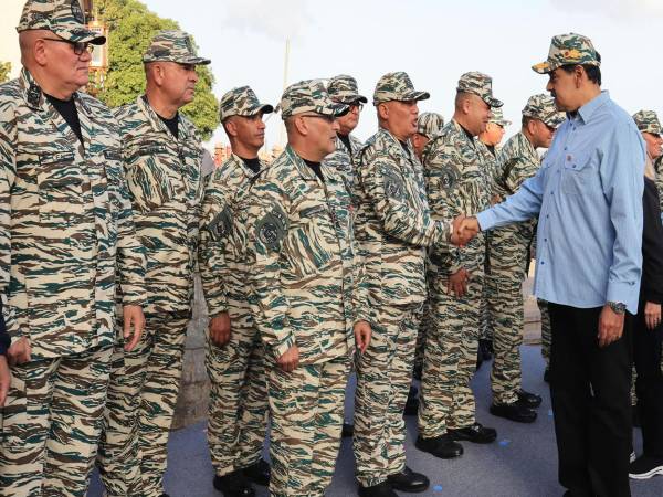 Fotografía cedida por prensa del Palacio de Miraflores del presidente de Venezuela, Nicolás Maduro (d), saludando a miembros de la Milicia Bolivariana este jueves, en Caracas (Venezuela). EFE/ Palacio de Miraflores