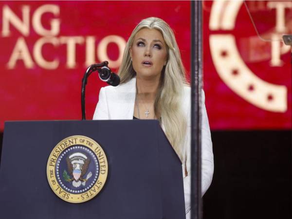 Erika Kirk, esposa de Charlie Kirk, habla durante el servicio conmemorativo público del activista político Charlie Kirk en el State Farm Stadium en Glendale, Arizona. EFE