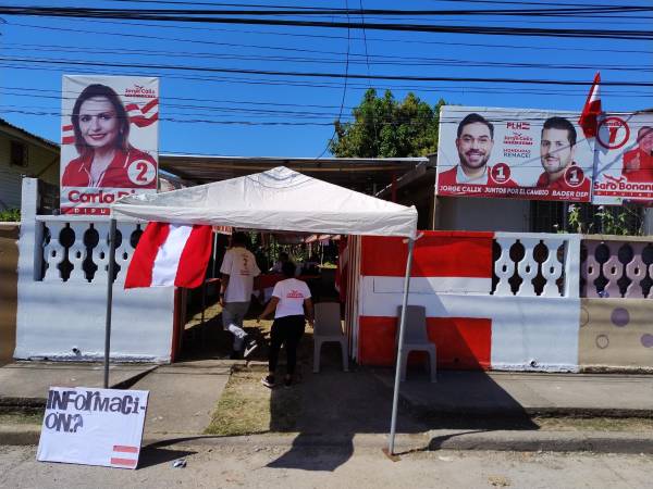 Carpa del Partido Liberal de Honduras afuera de uno de los centros de votación.