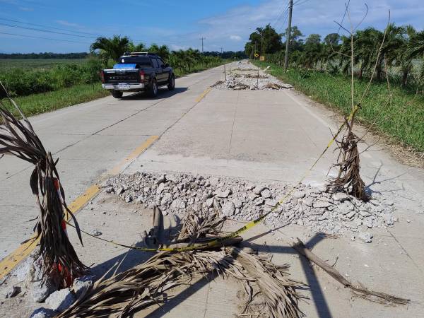 La empresa Corporación Sol, que ejecutó la obra, ya repara la recién inaugurada calle de acceso a El Porvenir, Atlántida. Según los habitantes del sector, han contado unas cien fisuras en 1.7 kilómetros de acceso.