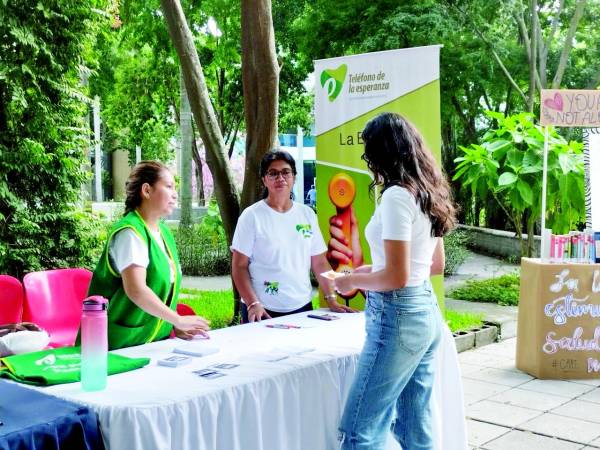 <b>La organización Teléfono de la Esperanza brinda información en centros educativos.</b>