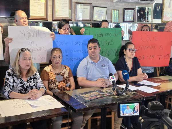 El presidente de la Fundación 15 de Septiembre, Juan Flores (2-d), habla junto a Iris Aguilar (i) y Lesly Mejía (d) durante una rueda de prensa ayer lunes, en el barrio de la Pequeña Habana en Miami (Estados Unidos). EFE