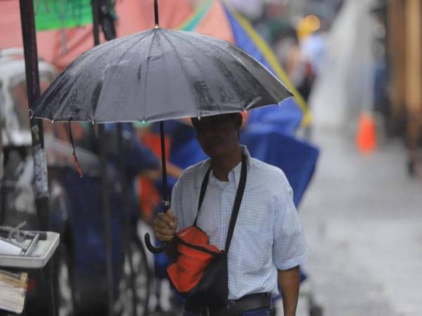 Las lluvias también se mantendrán este lunes. Imagen de archivo La Prensa.