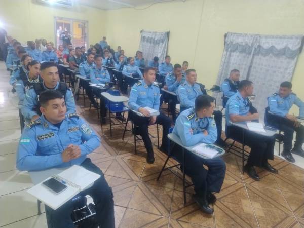 Durante varias horas, policías y fiscales permanecieron atentos a cada detalle impartido por los miembros de la Unidad Contra Delitos Electorales, en los talleres realizados en la sede policial de La Ceiba.