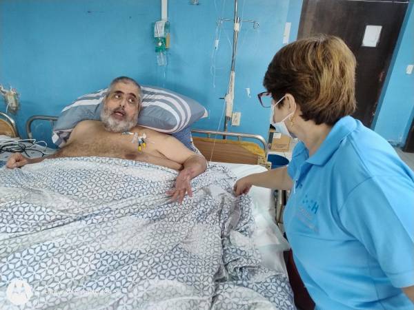 El personal del hospital Atlántida está en todo momento pendiente de la salud de Nasser Hilsca. Según los especialistas, el comercainte ceibeño evoluciona bien a su obesidad.