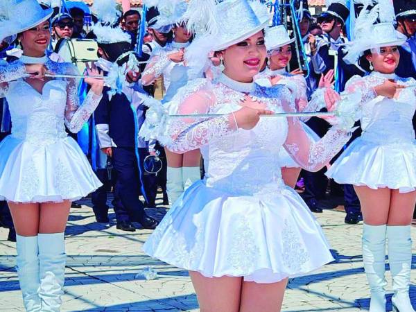 Las palillonas de los institutos pusieron el ritmo y color en la calurosa Choluteca.