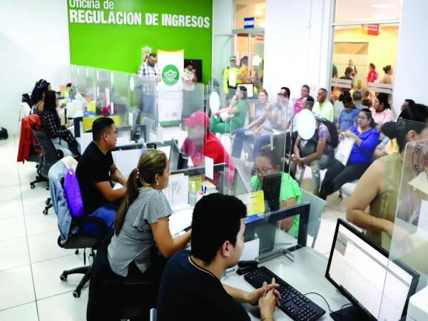 Las oficinas de Regulación de Ingresos están en el sótano del centro comercial Galerías del Valle.