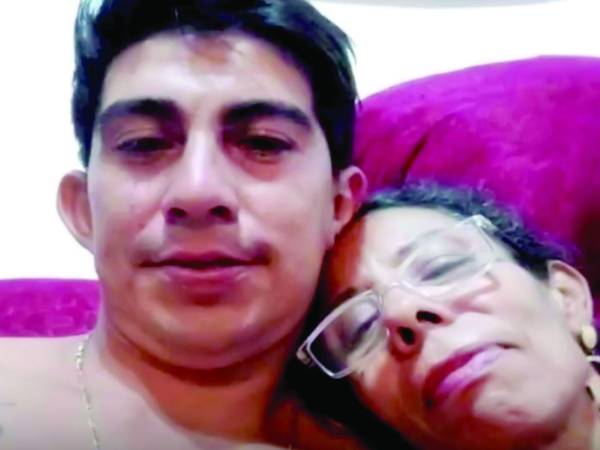 Miembros del Cuerpo de Bomberos intentaron sofocar el incendio donde murieron María Dolores Hernández y Junior Alexander Allas.