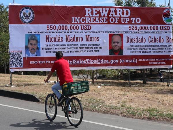 Una valla con la recompensa que ofrece el Gobierno de Estados Unidos por Maduro y Cabello fue instalada del lado colombiano de la frontera con la nación caribeña. EFE/ Mario Caicedo