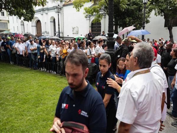 Personas hacen fila durante una jornada de alistamiento de la Milicia Bolivariana de Venezuela, este sábado en Caracas (Venezuela). EFE/ Ronald Pena R