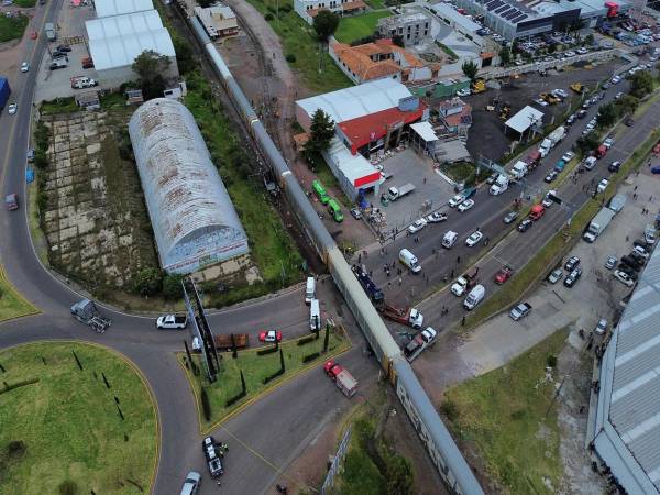 Fotografía aérea de la zona donde ocurrió el accidente entre un ferrocarril y un autobús este lunes, en Atlacomulco (México). EFE/Felipe Gutiérrez