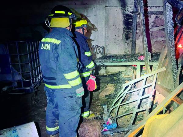 Personal del Cuerpo de Bomberos llegó a la vivienda para sofocar las llamas y determinar qué fue lo que lo provocó. La casa quedó reducida a cenizas.