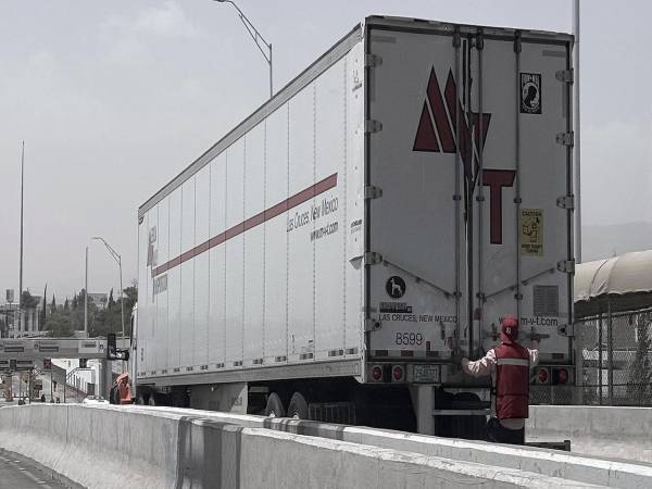 Transportistas esperando cruzar a los Estados Unidos en sus camiones, en el Puente Internacional Zaragoza en Ciudad Juárez, en el estado de Chihuahua (México). Imagen de archivo. EFE