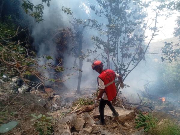 Una fotografía facilitada por la Cruz Roja de Kenia muestra a un miembro del equipo de respuesta de emergencia de la Cruz Roja de Kenia trabajando cerca del lugar donde se estrelló un helicóptero en el condado de Samburu, Kenia, el 19 de agosto de 2026. EFE/EPA/