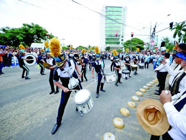 La banda del instituto José Trinidad Reyes arrasó con su espectacular presentación; Silvia Fernández, Señorita Independencia de San Pedro Sula; Emily Paz del instituto Acasula; palillonas del Jesús de Nazareth. Autoridades encabezaron el desfile. Fotos: Yoseph Amaya y Moisés Valenzuela