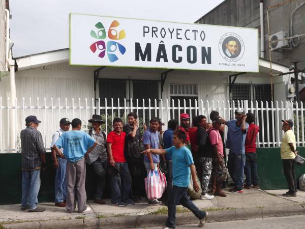 Desde muy temprano varias personas aguardaban a las afueras de las instalaciones del proyecto para recibir su atención.