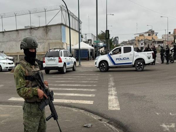 Imagen tomada de la cuenta X Pulso Latam. La Policía de Ecuador en las afueras de la prisión.
