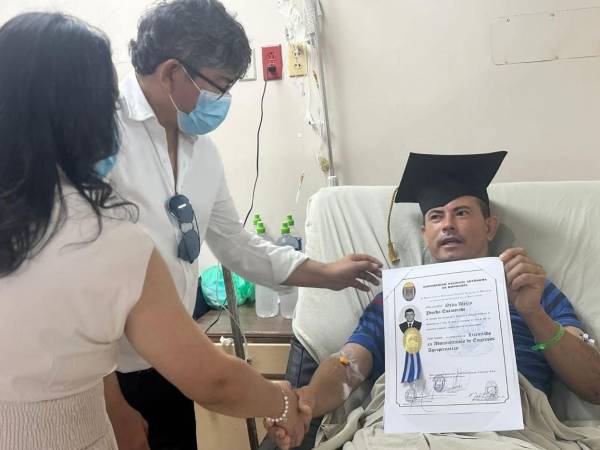 El director del campus, doctor Joseph Malta, le entregó el diploma. Imagen tomada de UNAH Campus Cortés.