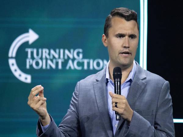 Fotografía de archivo del 26 de julio de 2024 del comentarista y activista conservador Charlie Kirk durante un evento en West Palm Beach (Estados Unidos). EFE