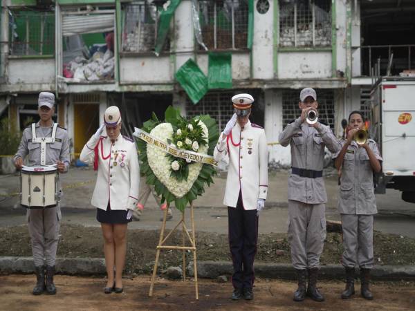 Estudiantes del colegio Militar José Acevedo hacen un minuto de silencio por las víctimas de un atentado este viernes, en Cali (Colombia). EFE/ Ernesto Guzmán
