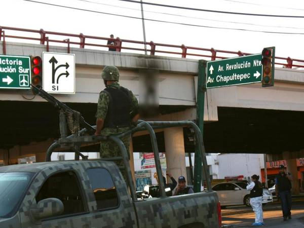 Expertos forenses recolectan información en la zona donde se presentó un enfrentamiento en el norteño estado de Nuevo Leon (México). Imagen de archivo. EFE/STR