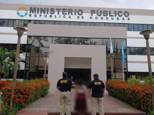 Dos oficiales de la Atic junto a la menor tras el rescate.