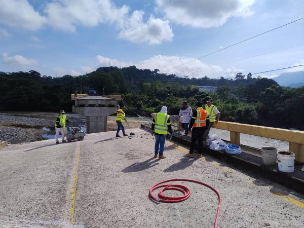 Personal de la empresa William y Molina inició este lunes las obras preliminares de reconstrucción del puente Saopín que une Atlántida y Colón.