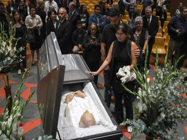 Personas asisten a la velación del sacerdote José María Tojeira, en la Universidad Rafael Landivar este lunes, en Ciudad de Guatemala (Guatemala).