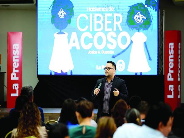 El máster Josías Guzmán imparte un taller sobre el ciberacoso a docentes de los centros educativos pilotos.