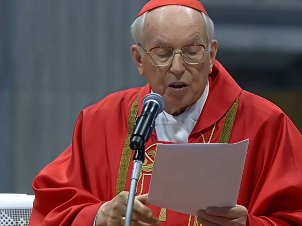 El cardenal Giovanni Battista Re: su deber primero es encabezar el Colegio Cardenalicio y, por eso, es un referente entre los participantes del cónclave.