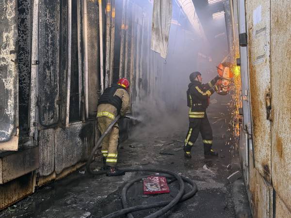 Equipos de rescate ucranianos trabajan en el lugar del ataque ruso contra un mercado en una zona residencial de Zaporiyia, Ucrania, el 26 de septiembre de 2026. EFE