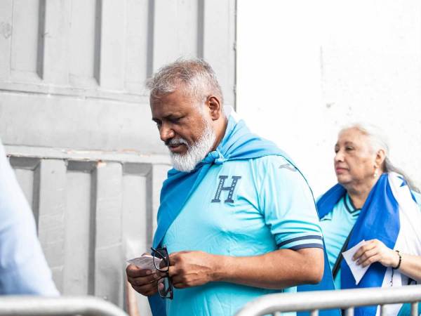 Los catrachos llegan con la ilusión de ver un triunfo de la Selección.