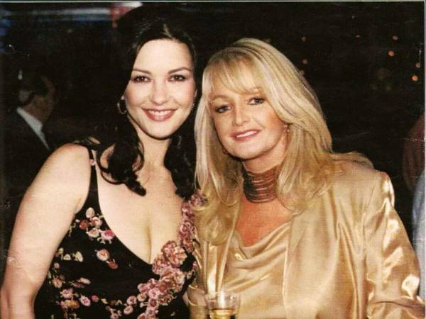 Catherine Zeta-Jones y su prima, la artista Bonnie Tyler, en una foto de archivo.