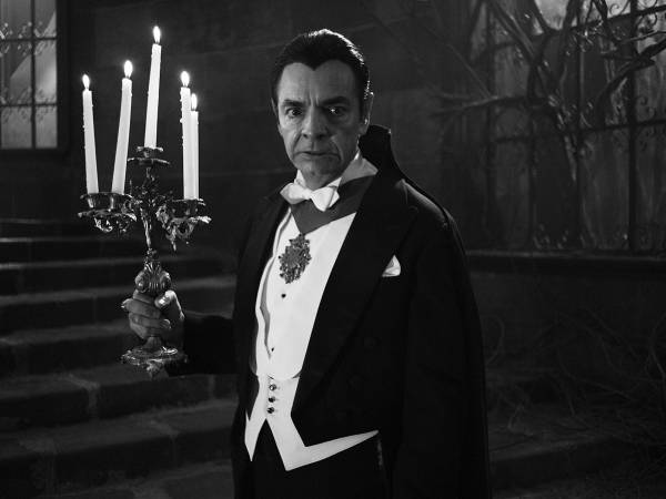 El actor mexicano Eugenio Derbez, durante un extracto de la serie 'Y llegaron de noche'. El actor mexicano Eugenio Derbez será Drácula.