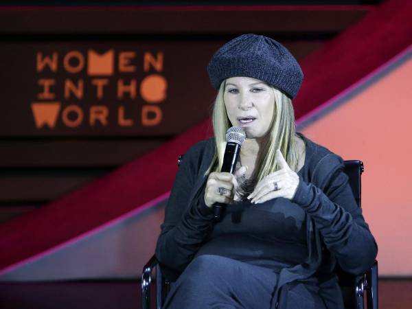 Barbra Streisand tiene una lesión que le impide movilizarse correctamente.