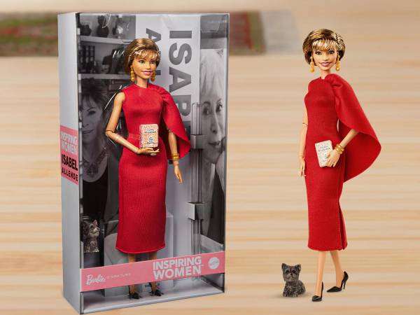 La escritora chilena Isabel Allende, uno de los autores en español más leídos en el mundo, ha inspirado una muñeca Barbie que desde ayer se puede comprar online en preventa y, además de llevar en la mano su obra más reconocida, La casa de los espíritus, tiene a la perrita Perla como acompañante.