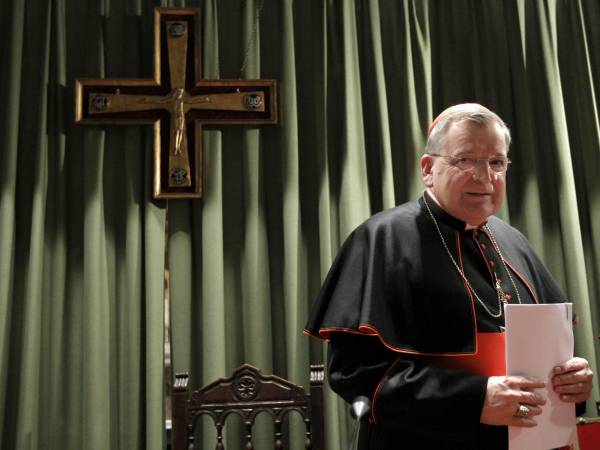 El cardenal estadounidense Raymond Burke suena con fuerza entre los nombres de los papables, en su caso como representante de la iglesia más conservadora y hasta reaccionaria; no en vano han sido notorios los choques que tuvo con el difunto papa Francisco por sus formas tan distintas de entender la Iglesia.