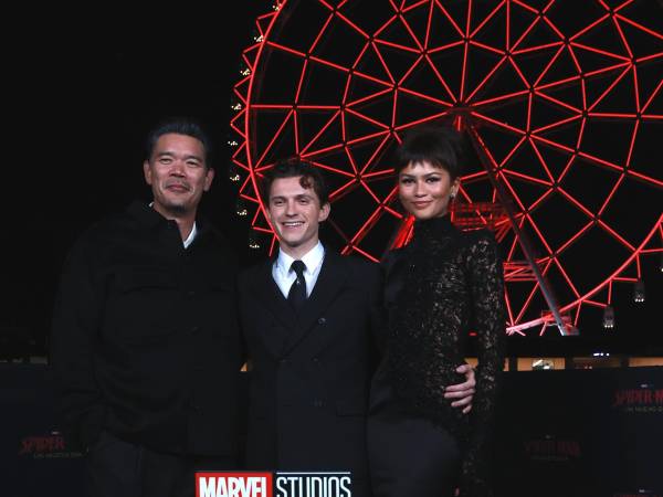 El actor británico Tom Holland (c), la actriz estadounidense Zendaya (d), y el director estadounidense Destin Daniel Cretton, posan durante la alfombra roja de la película 'Spider-Man: Un nuevo día' este lunes, en Ciudad de México (México).