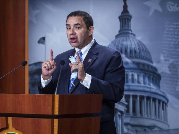 El congresista demócrata de Texas Henry Cuéllar en una foto de archivo. EFE/EPA/SHAWN THEW
