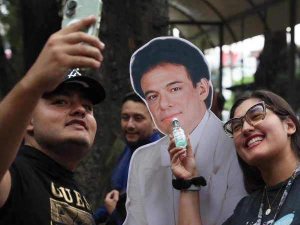 Admiradores del cantante mexicano José José se toman fotos con una imagen del intérprete, durante la conmemoración de su Día, este lunes en Ciudad de México (México).