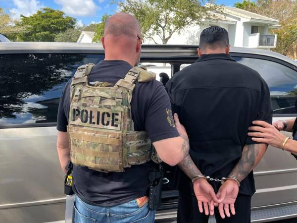 El Servicio de Control de Inmigración y Aduanas (ICE, en inglés) de Estados Unidos busca redoblar los operativos migratorios en las principales ciudades de Estados Unidos a dos días de cumplirse el primer mes del segundo mandato del presidente Donald Trump.