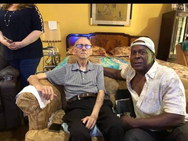 Robbie Arzú en una visita al expresidente del Real España, Miguel Canahuati.