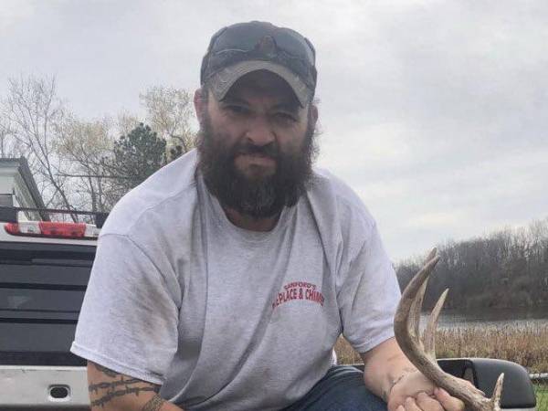 El principal sospechoso del tiroteo e incendio de una iglesia mormona en la localidad de Grand Blanc, Míchigan, fue identificado como Thomas Jacob Sanford, un veterano que fue abatido en un enfrentamiento con agentes.