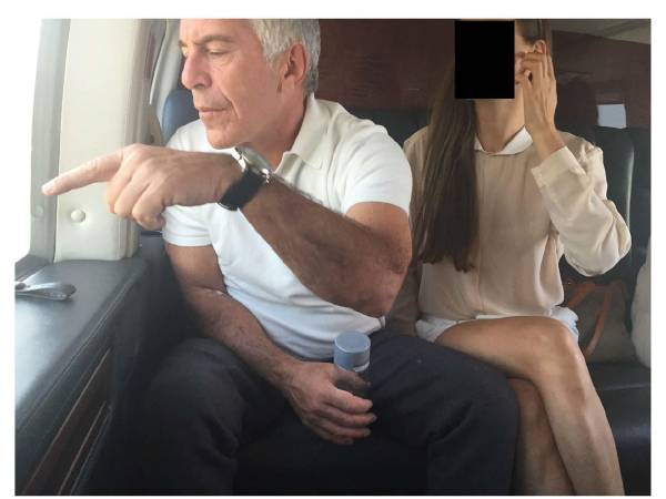 Fotografía sin fecha específica de toma, publicada por los demócratas del Comité de Supervisión de la Cámara Baja (Oversight Dems), que muestra a Jeffrey Epstein (i) con una mujer no identificada en un avión.