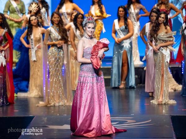 La noche en que Jaime VandenBerg entregó la corona de Miss Universe Canada tuvo un significado distinto. Vestida para despedir un capítulo que marcó su vida, la reina apareció acompañada por alguien que hizo de aquel momento algo todavía más especial: su pequeña hija Charlotte, nacida en mayo de 2026. En brazos de su madre, la bebé convirtió la tradicional despedida en una imagen de ternura, maternidad y nuevos comienzos.